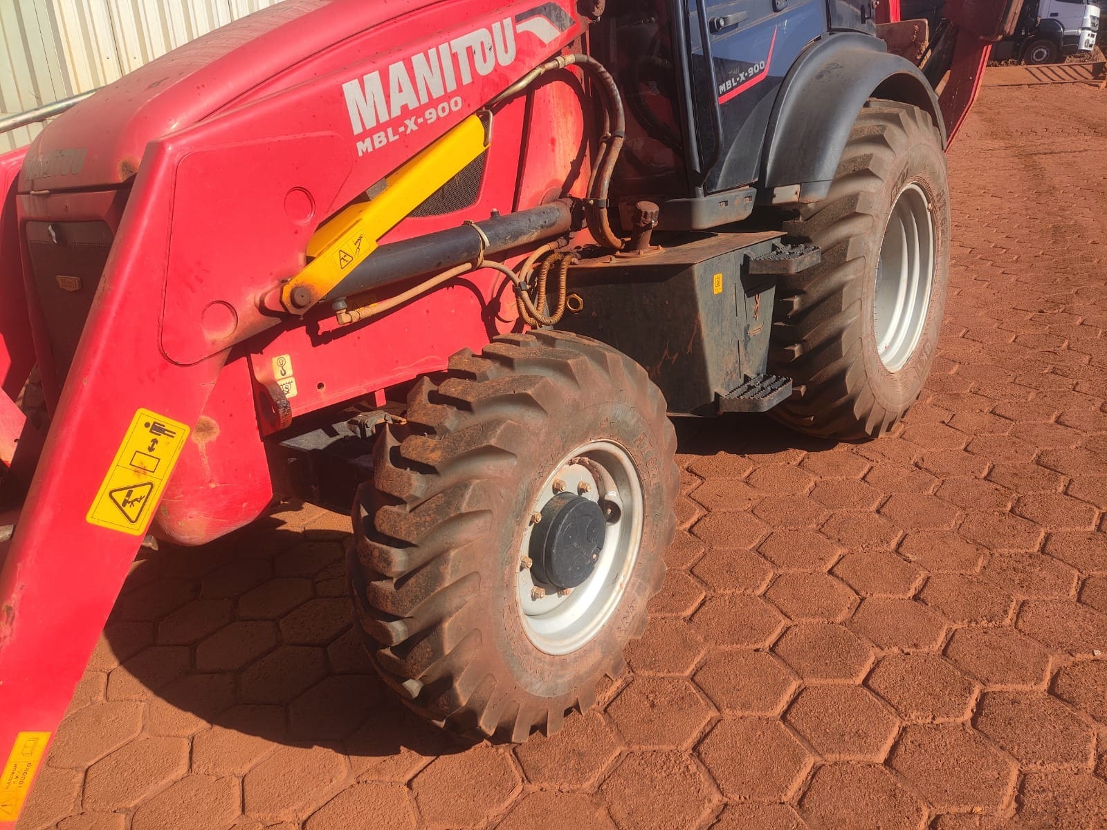Retroescavadeira Manitou MBL-X-900 2023 - Imagem 7