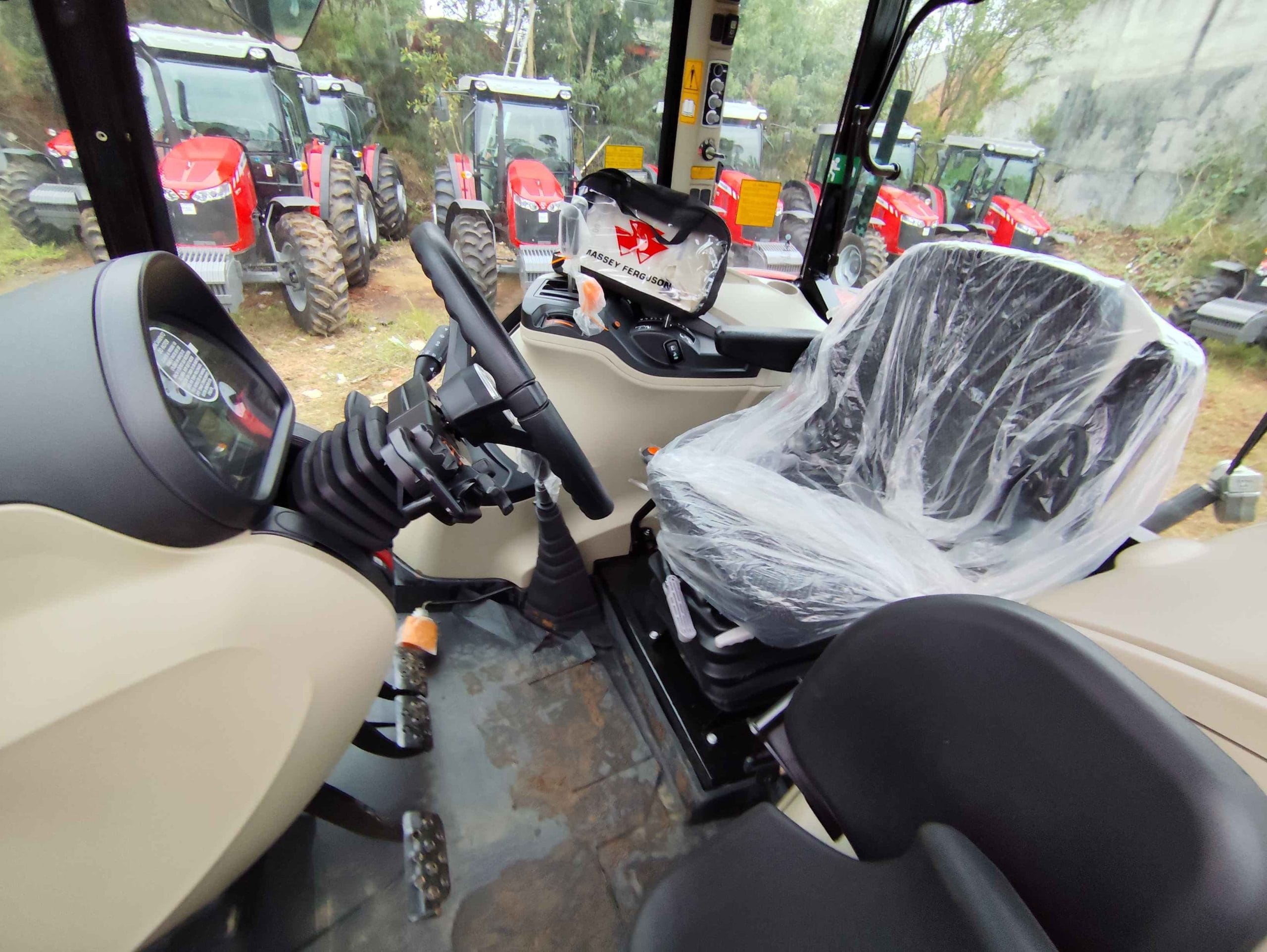 Trator agrícola Massey Ferguson MF 6713 4RM CAB 2023 - Imagem 1