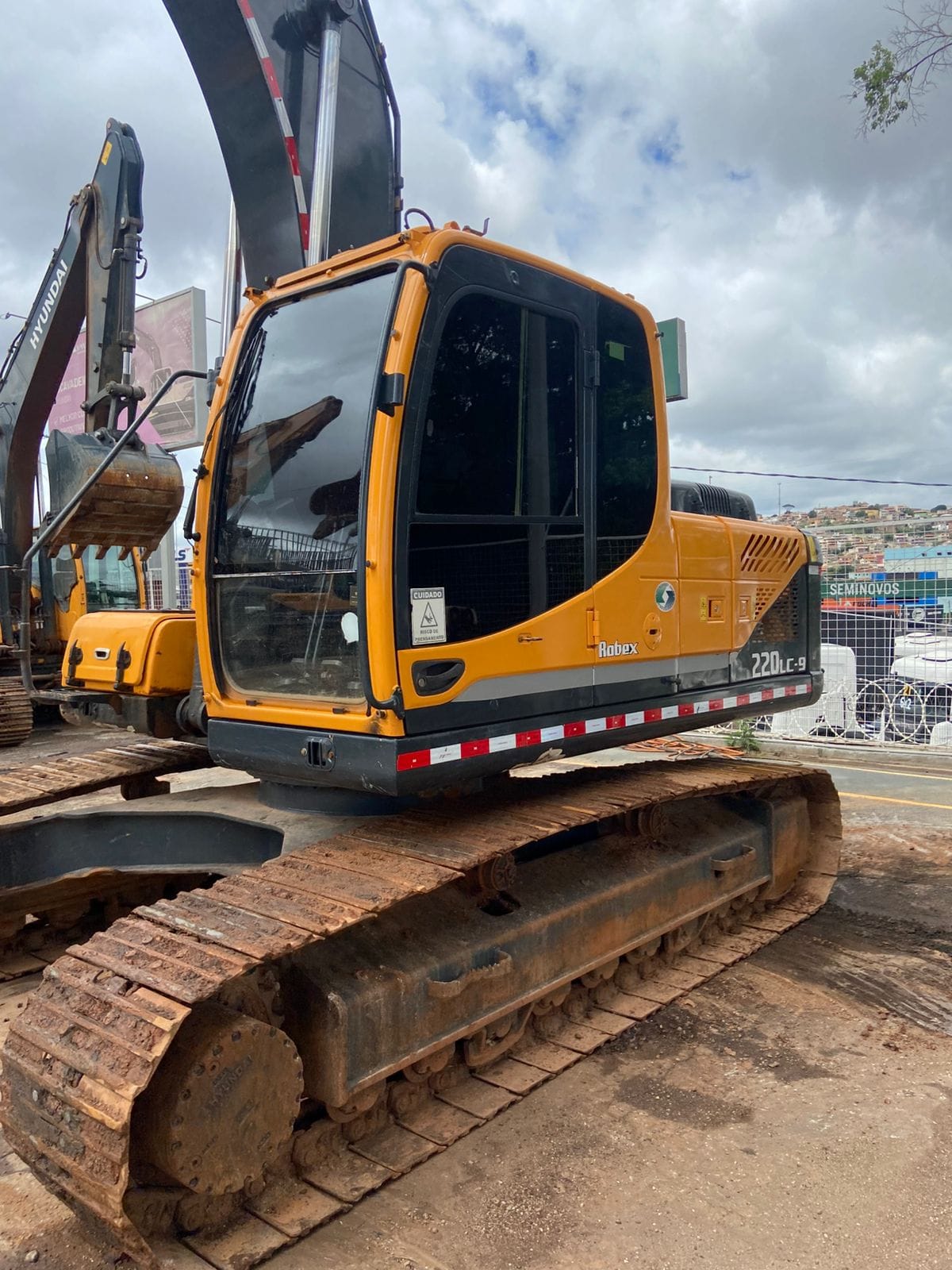 Escavadeira Hyundai R220LC-9S 2018 - Imagem 2