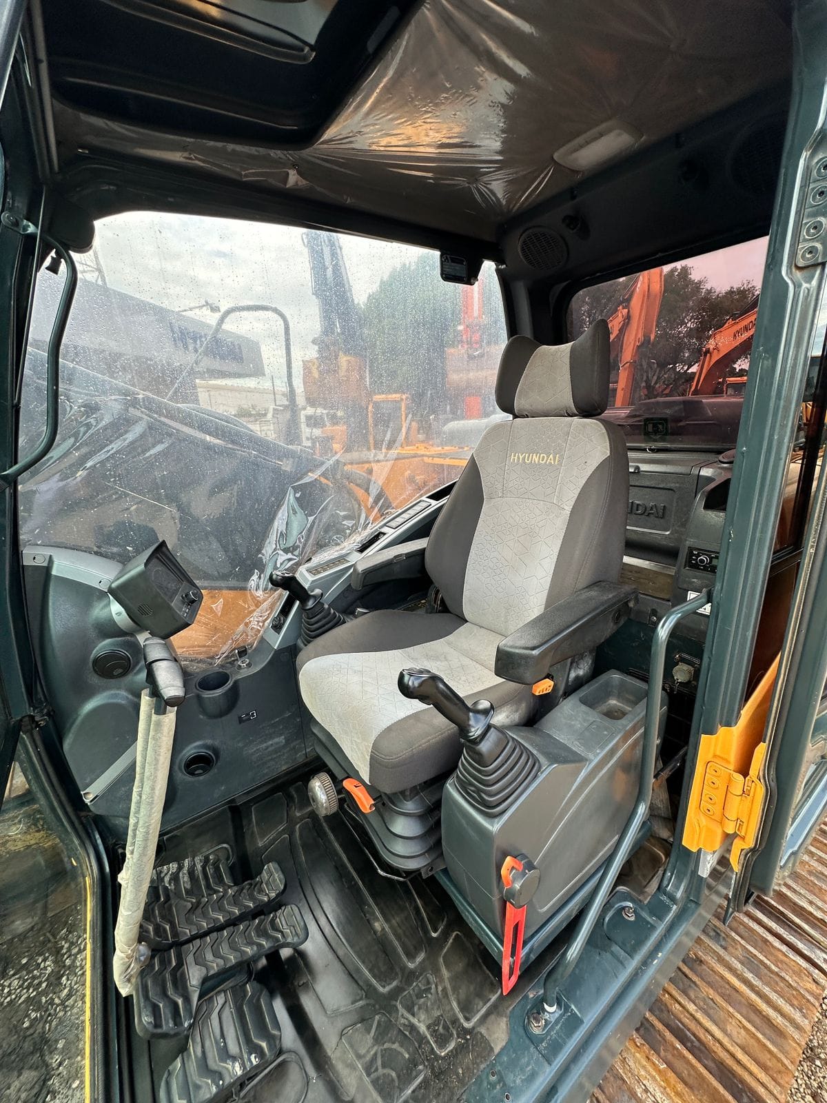 Escavadeira Hyundai R220LC-9 2020 - Imagem 8