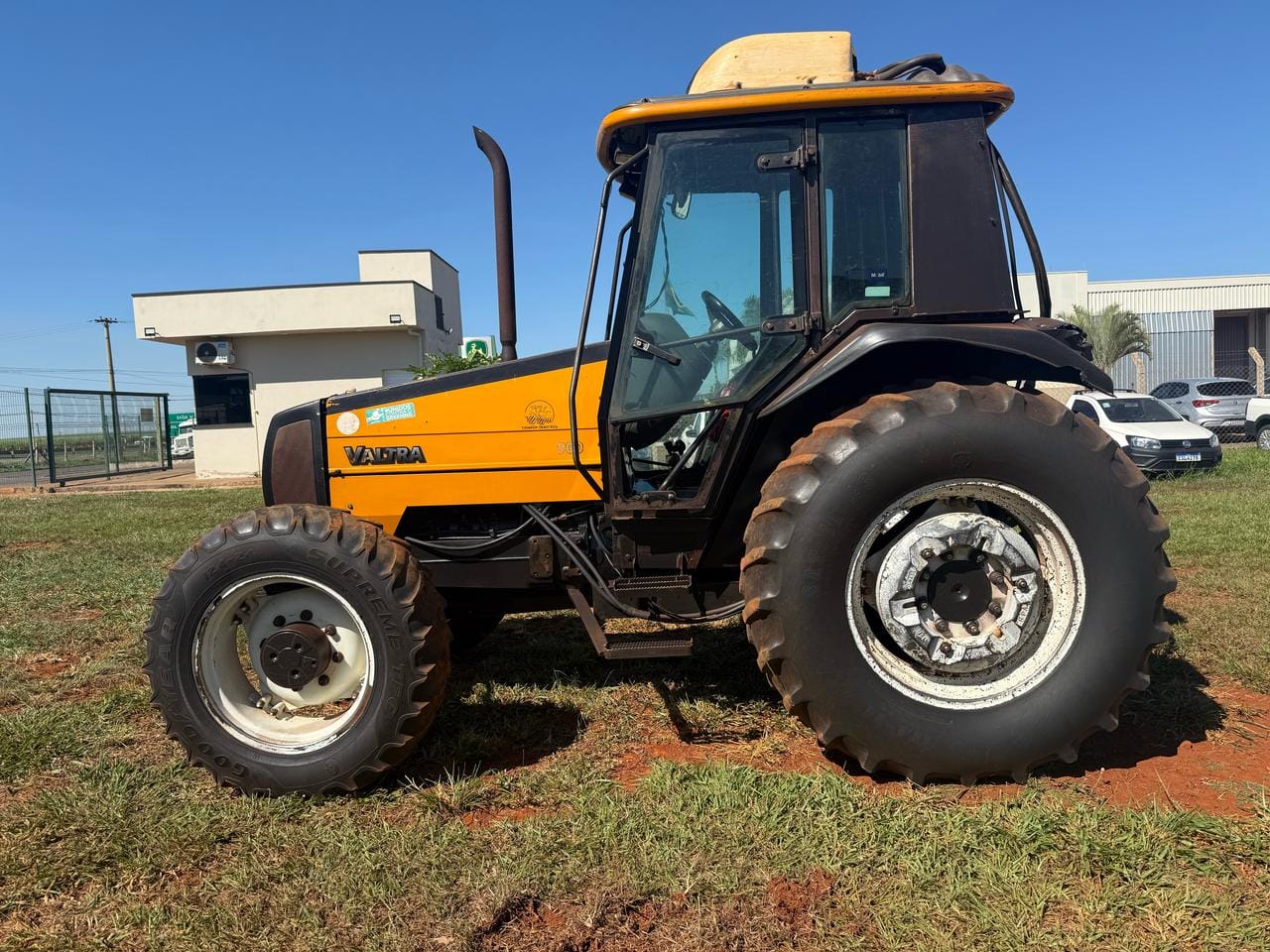 Trator agrícola Valtra 900 4X4 2007 - Imagem 1