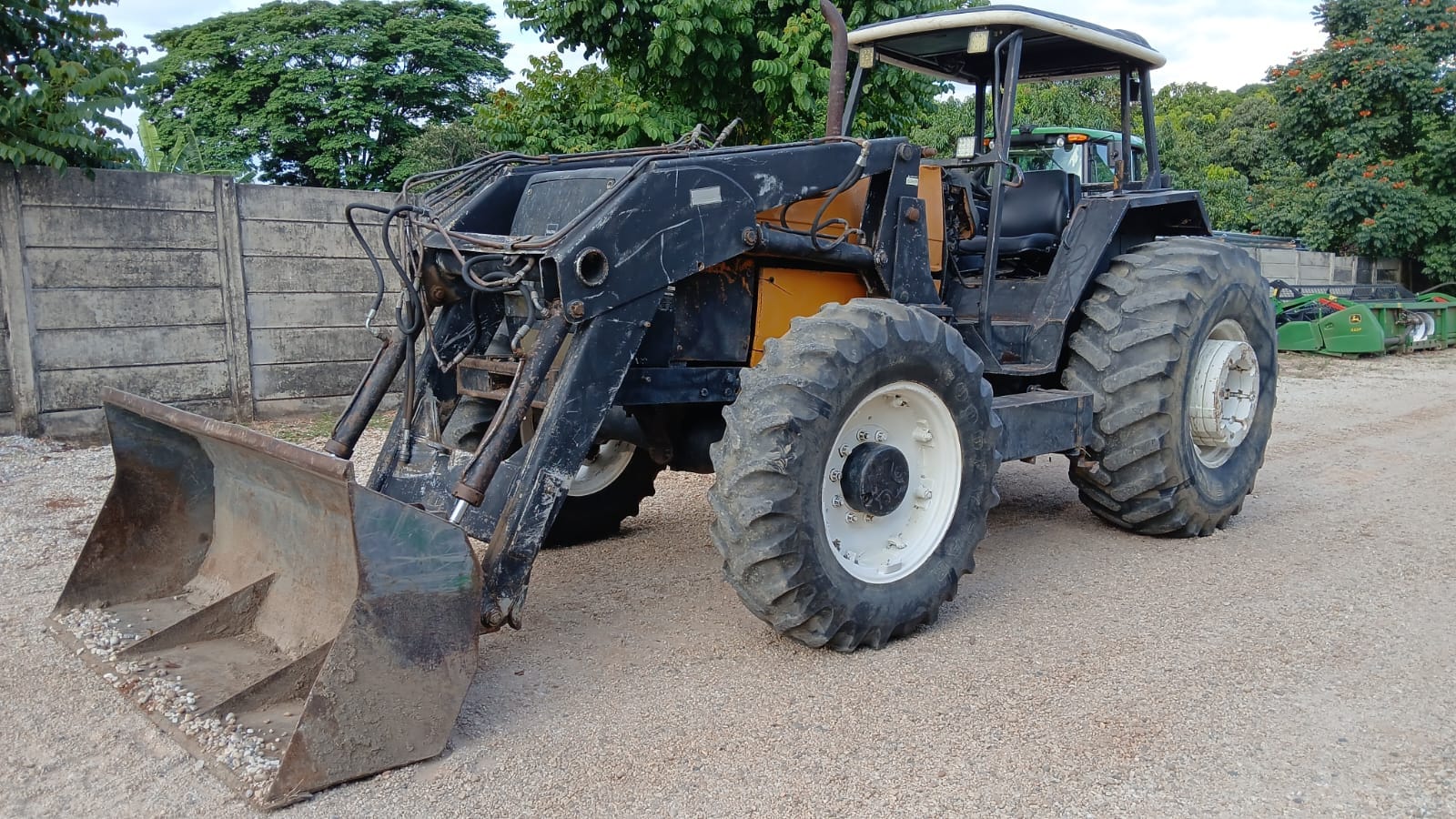 Trator agrícola Valtra BH 140 4X4 2005 - Imagem 1