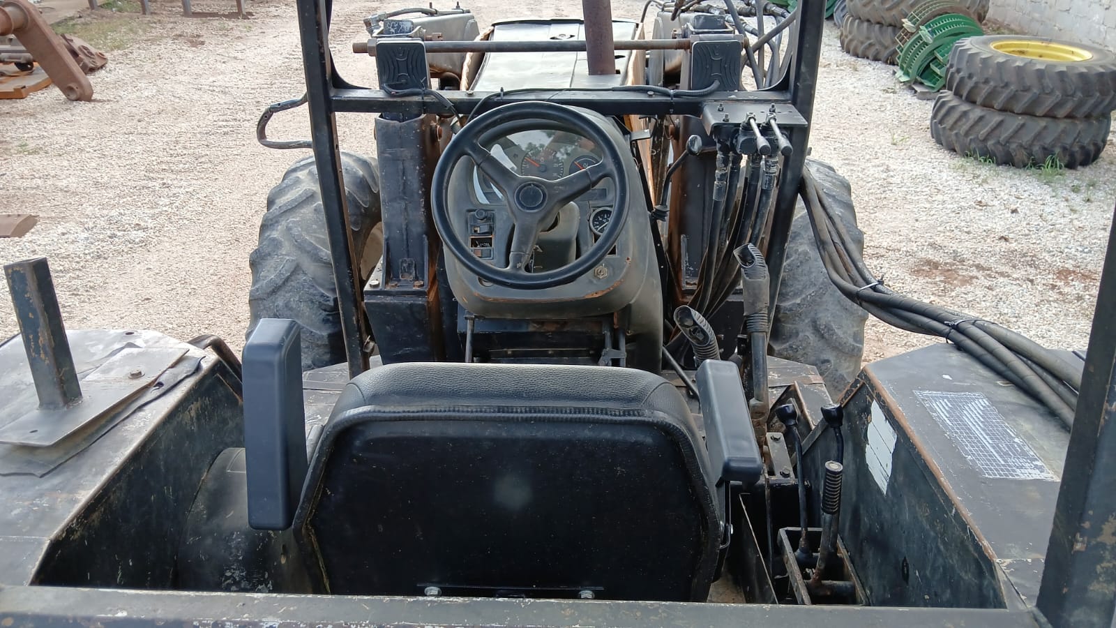 Trator agrícola Valtra BH 140 4X4 2005 - Imagem 3