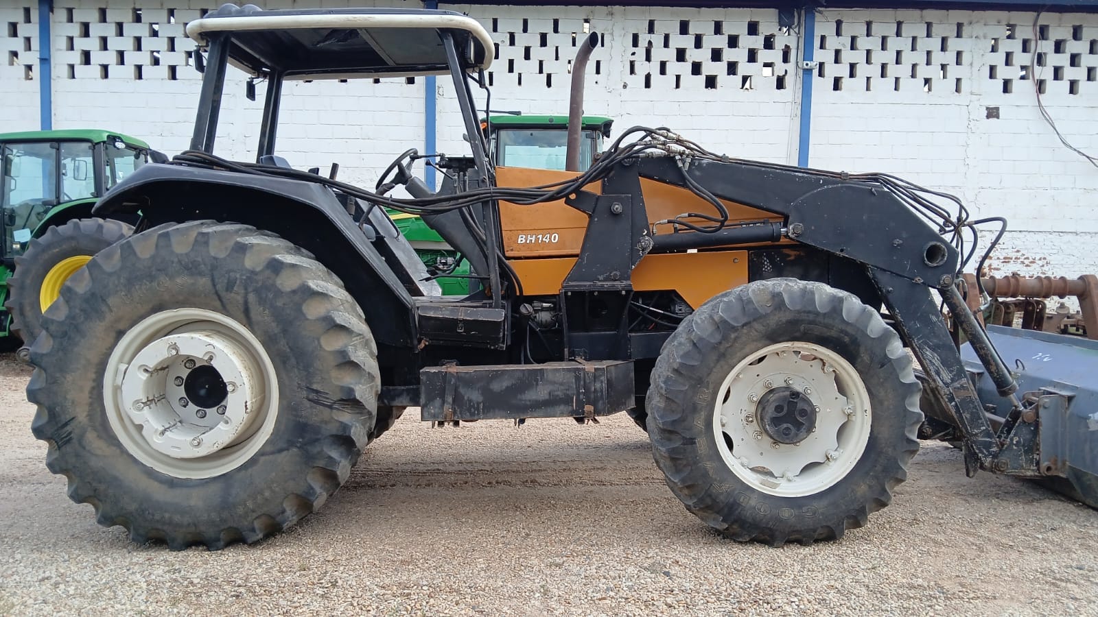 Trator agrícola Valtra BH 140 4X4 2005 - Imagem 4