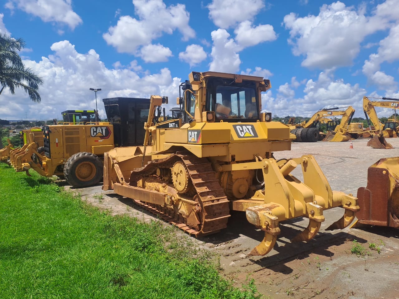 Trator de esteira Caterpillar D6T 2021 - Imagem 1