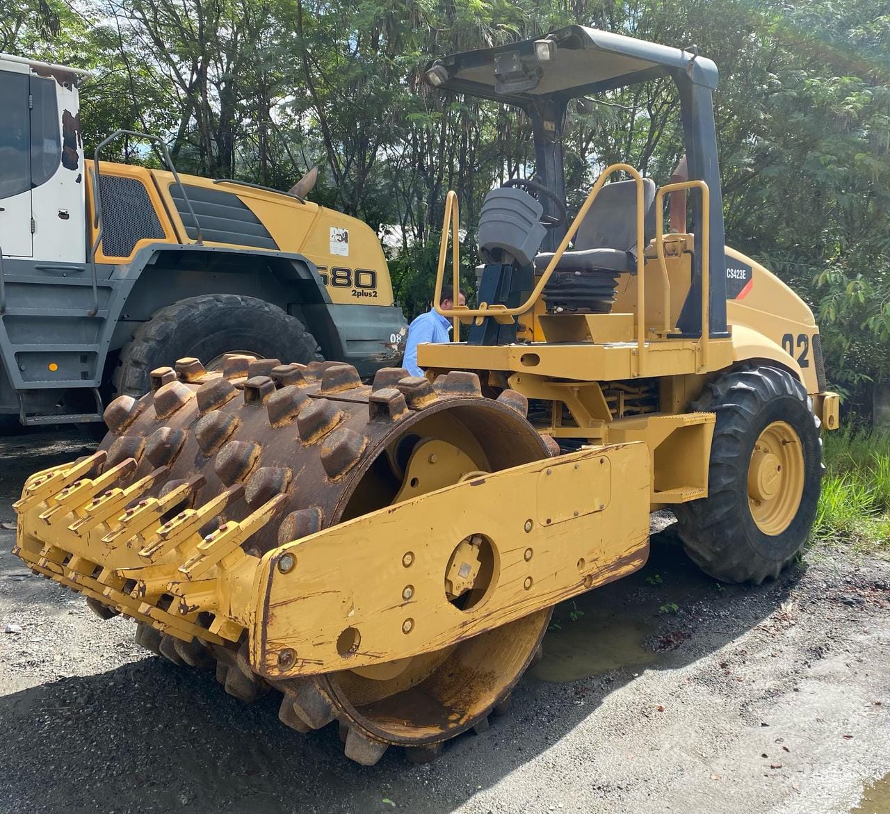 Rolo compactador Caterpillar CS 423E 2010 - Imagem 1