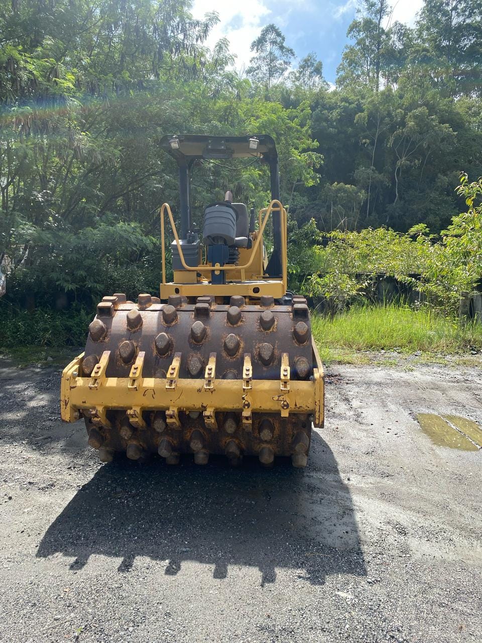 Rolo compactador Caterpillar CS 423E 2010 - Imagem 2