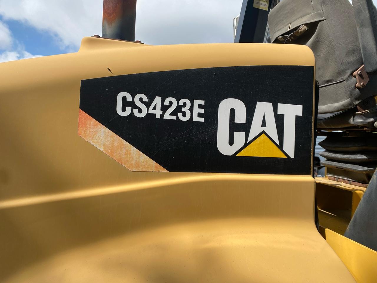 Rolo compactador Caterpillar CS 423E 2010 - Imagem 5