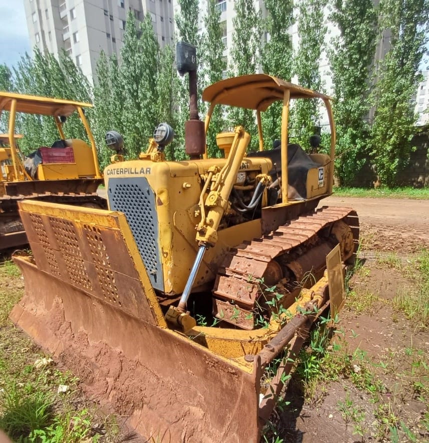Trator de esteira Caterpillar D6C 1976 - Imagem 1
