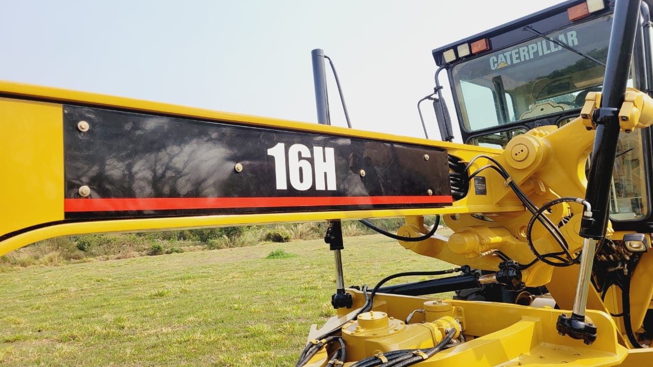 Motoniveladora Caterpillar 16H 2001 - Imagem 2