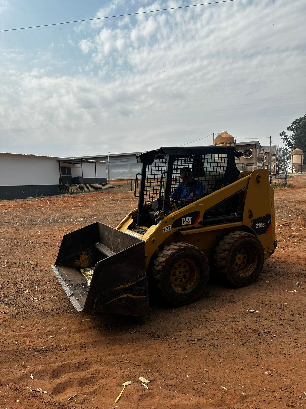 Mini Carregadeira Caterpillar 216B3 2015 - Imagem 1