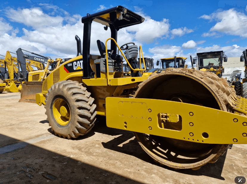 Rolo compactador Caterpillar CS56 2008 - Imagem 1