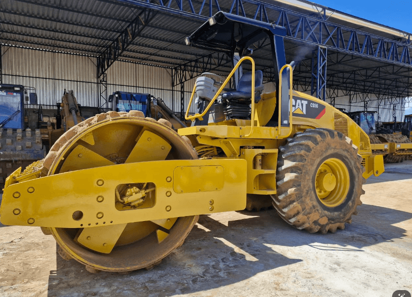 Rolo compactador Caterpillar CS56 2008 - Imagem 2