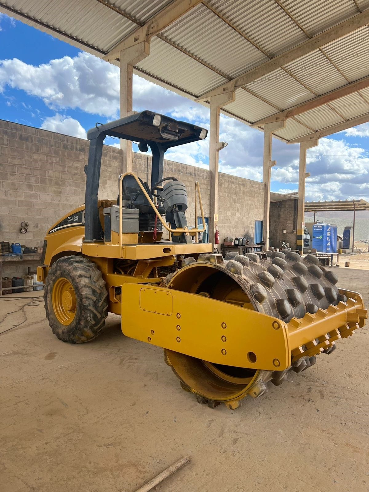 Rolo compactador Caterpillar CS 423E 2006 - Imagem 1