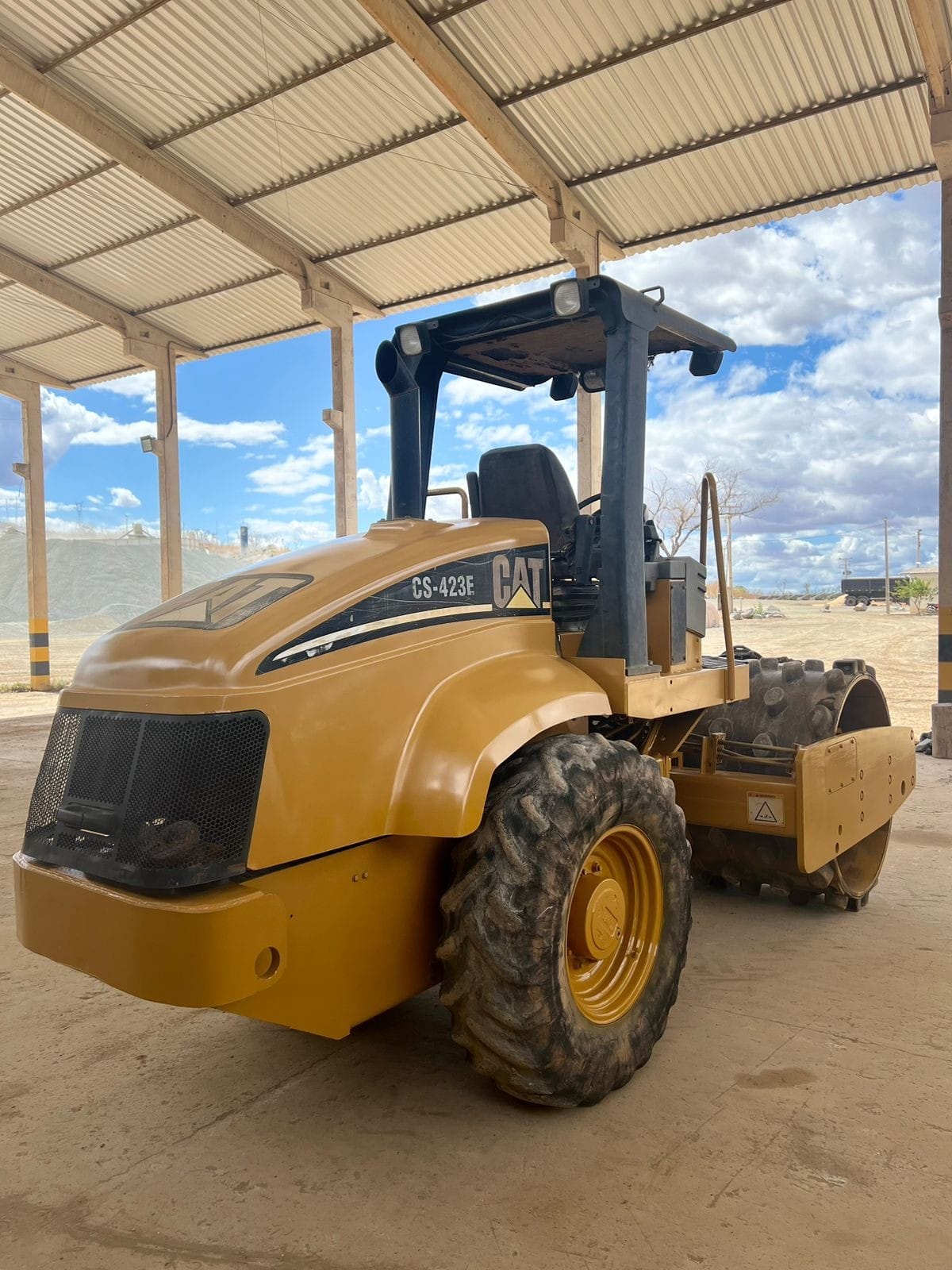 Rolo compactador Caterpillar CS 423E 2006 - Imagem 2