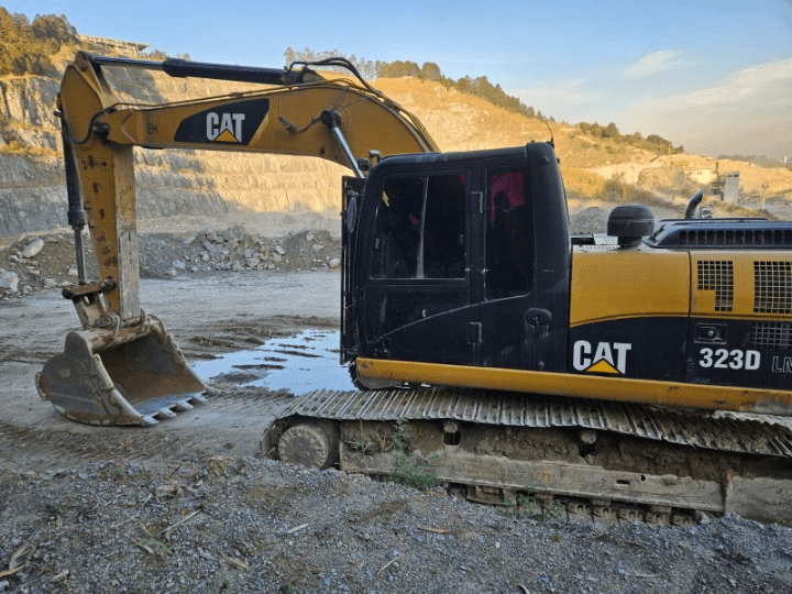 Escavadeira Caterpillar 323D 2013 - Imagem 1