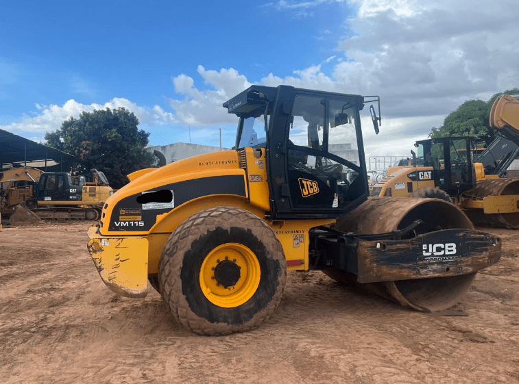 Rolo compactador JCB VM 330 2012 - Imagem 1