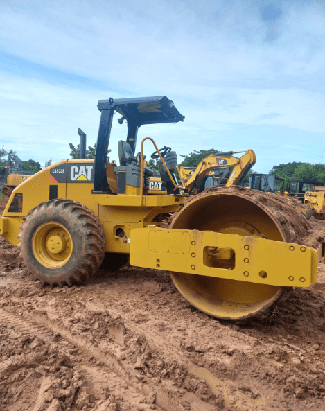 Rolo compactador Caterpillar CS533E 2011 - Imagem 1