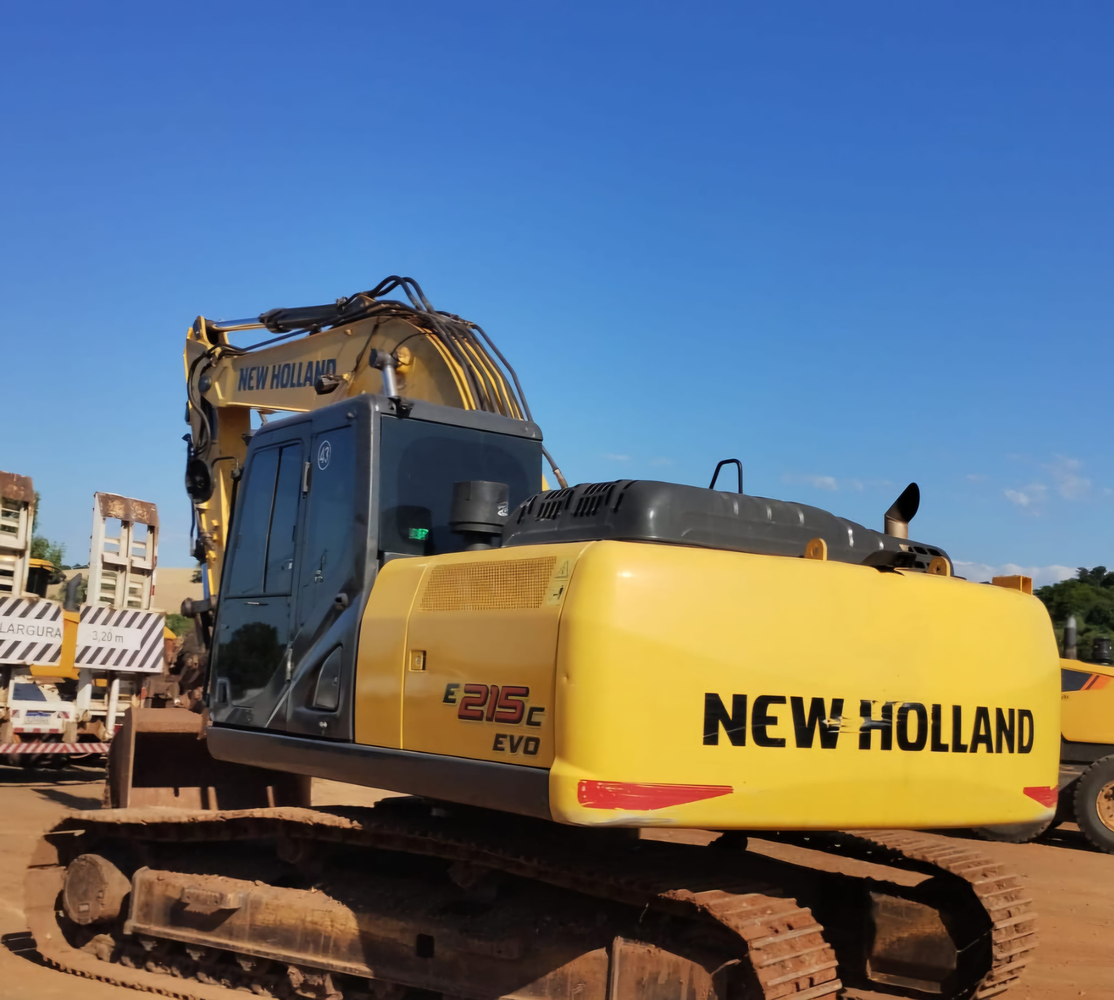 Escavadeira New Holland E215c Evo 2022 - Imagem 3