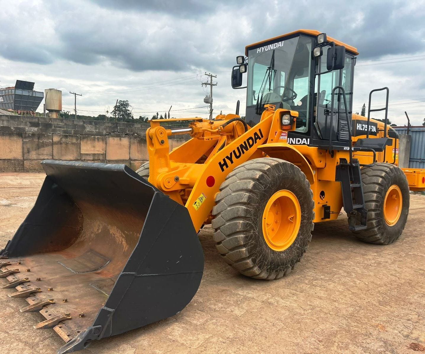 Pá Carregadeira Hyundai HL757 2011 - Imagem 1