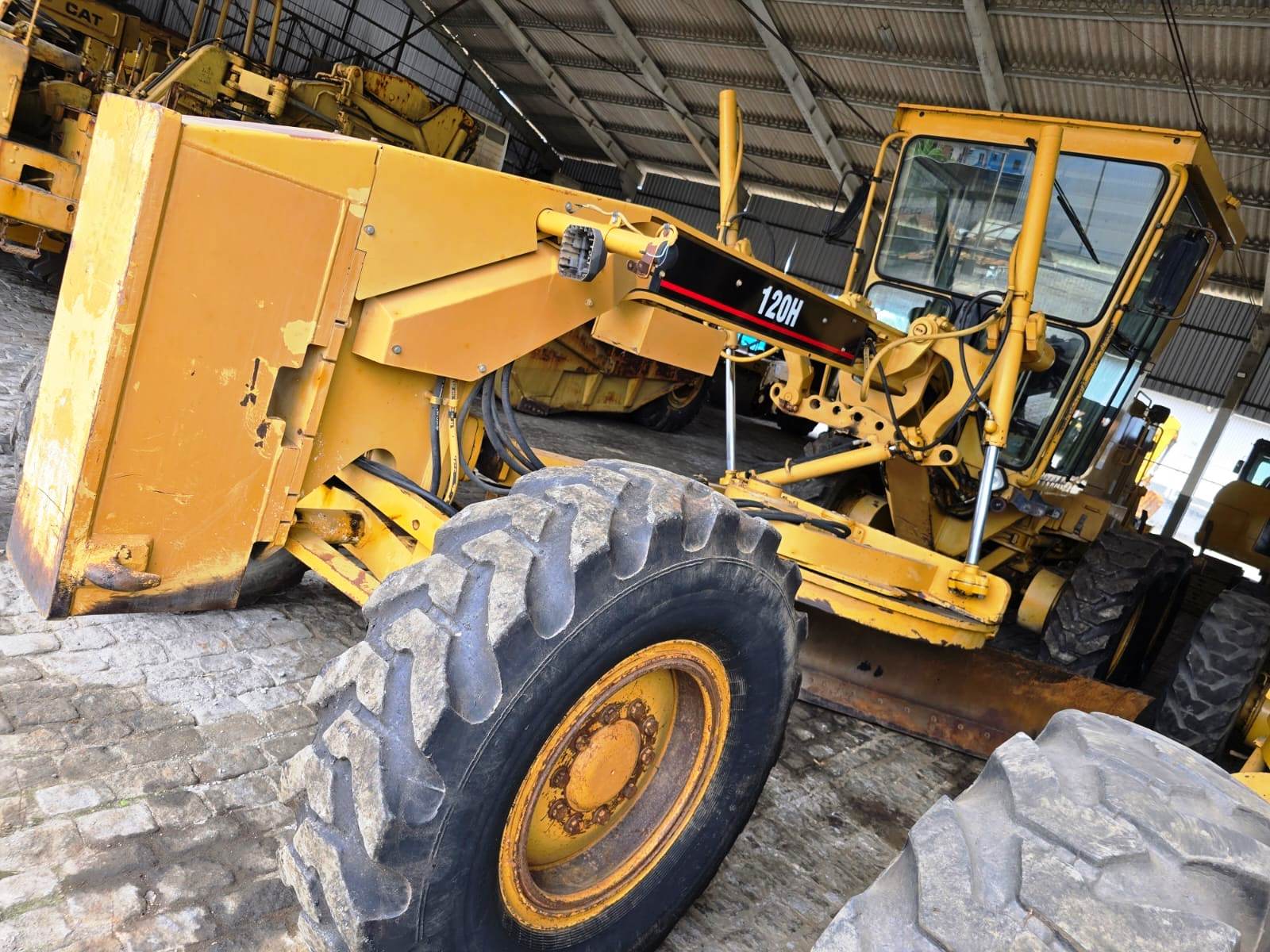 Motoniveladora Caterpillar 120H 2005 - Imagem 1