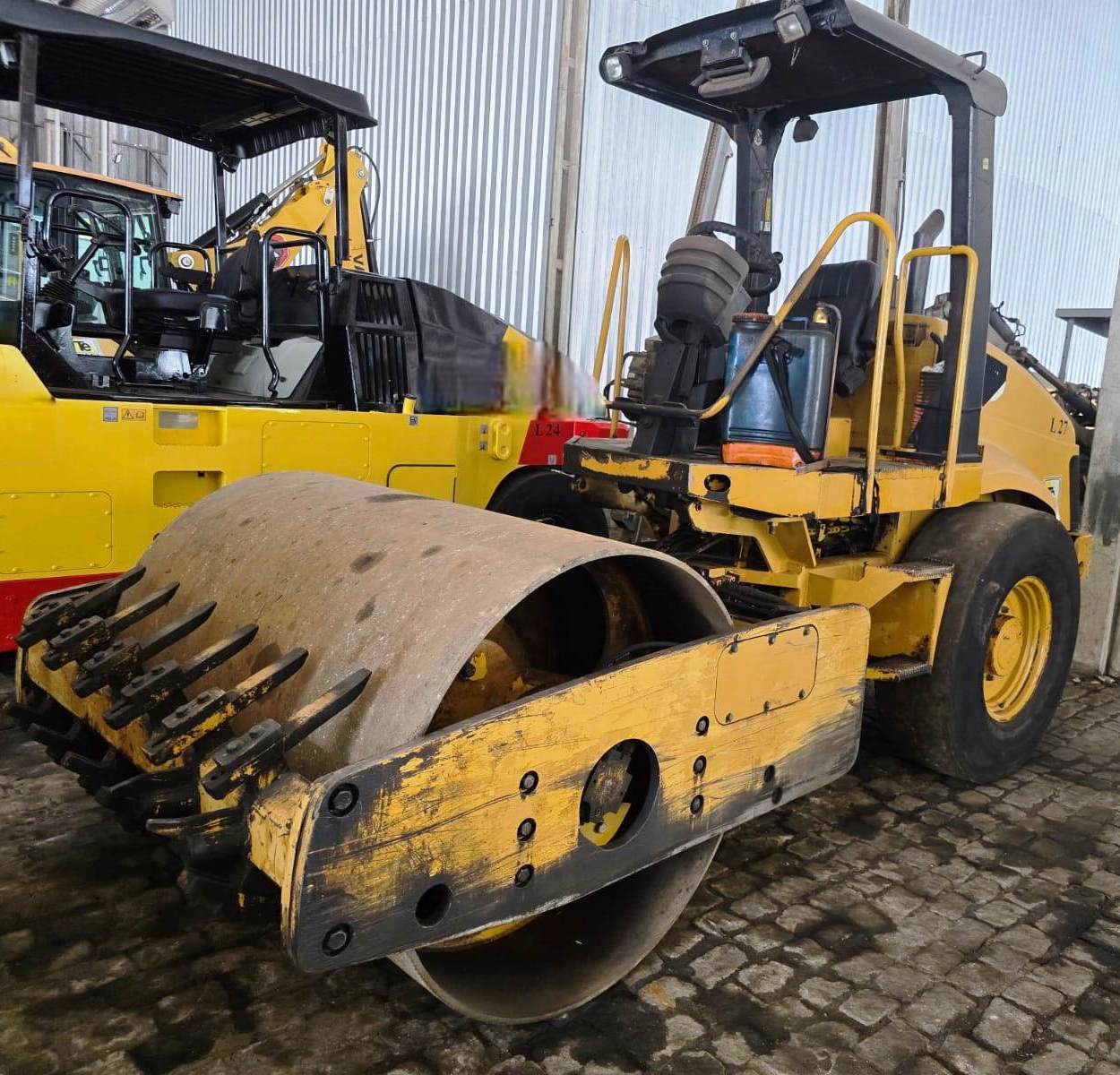 Rolo compactador Caterpillar CS 423E 2014 - Imagem 2