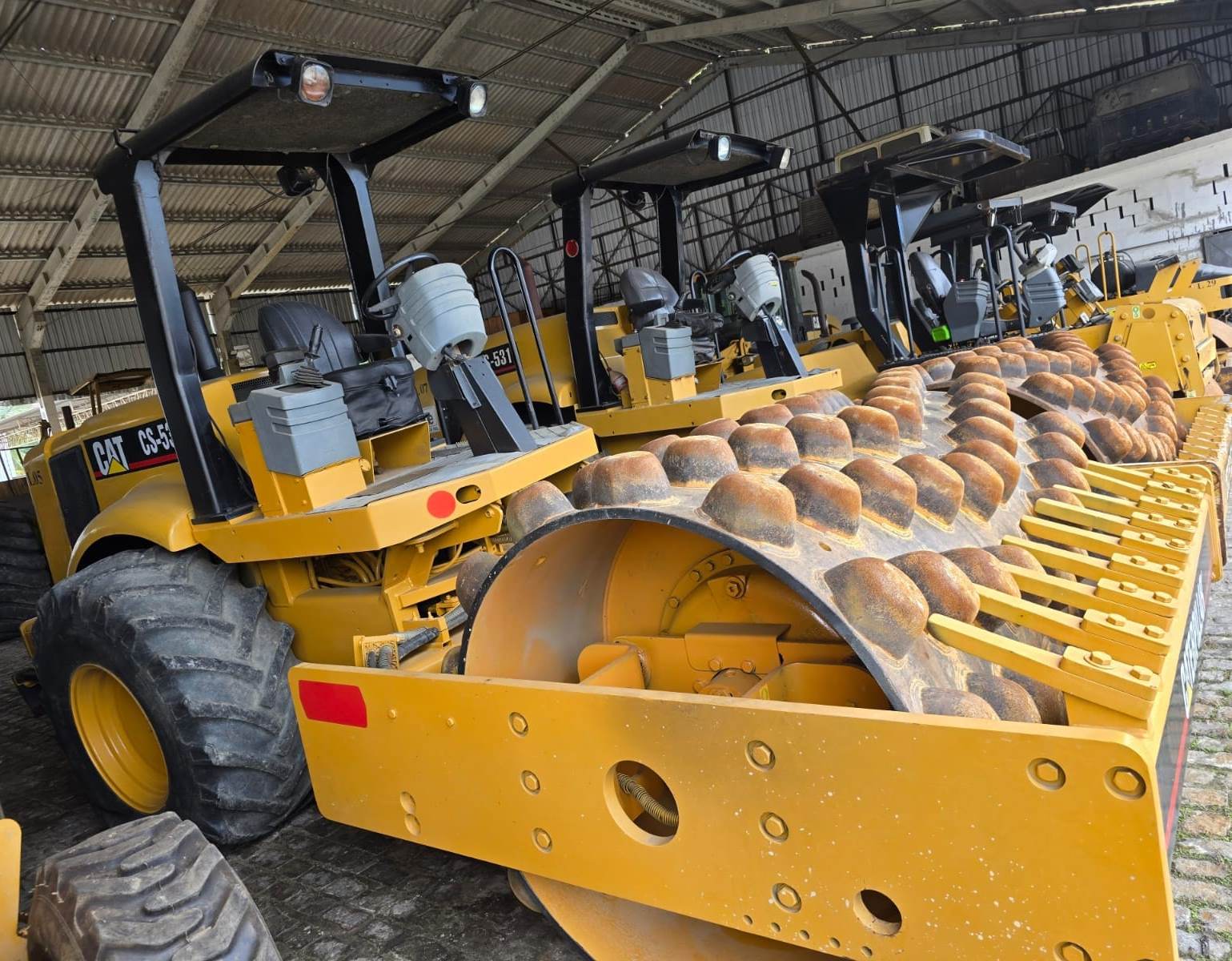 Rolo compactador Caterpillar CS 531D 2002 - Imagem 1