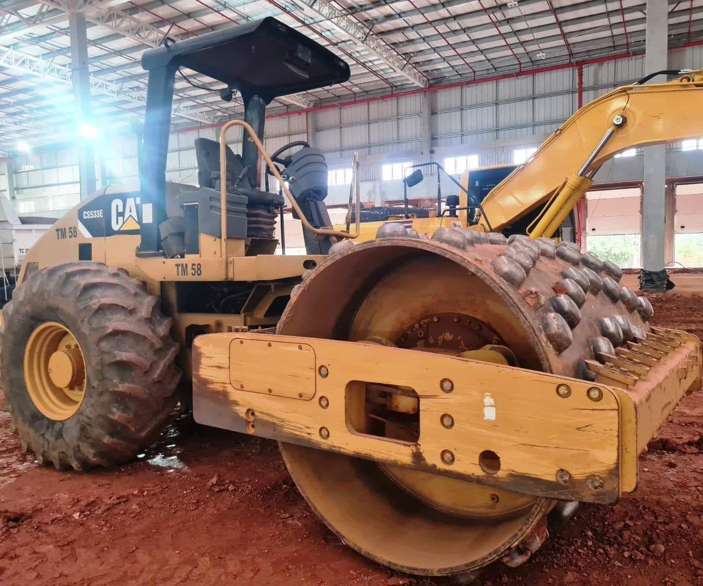 Rolo compactador Caterpillar CS533E 2008 - Imagem 1