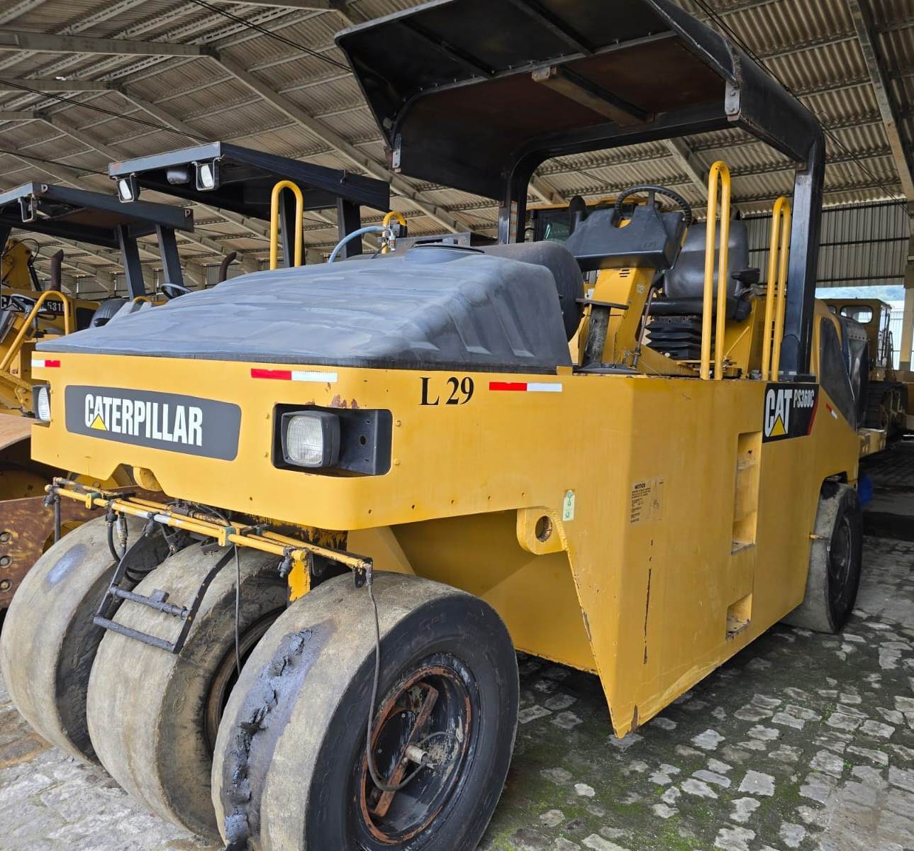 Rolo compactador Caterpillar PS360C 2011 - Imagem 1