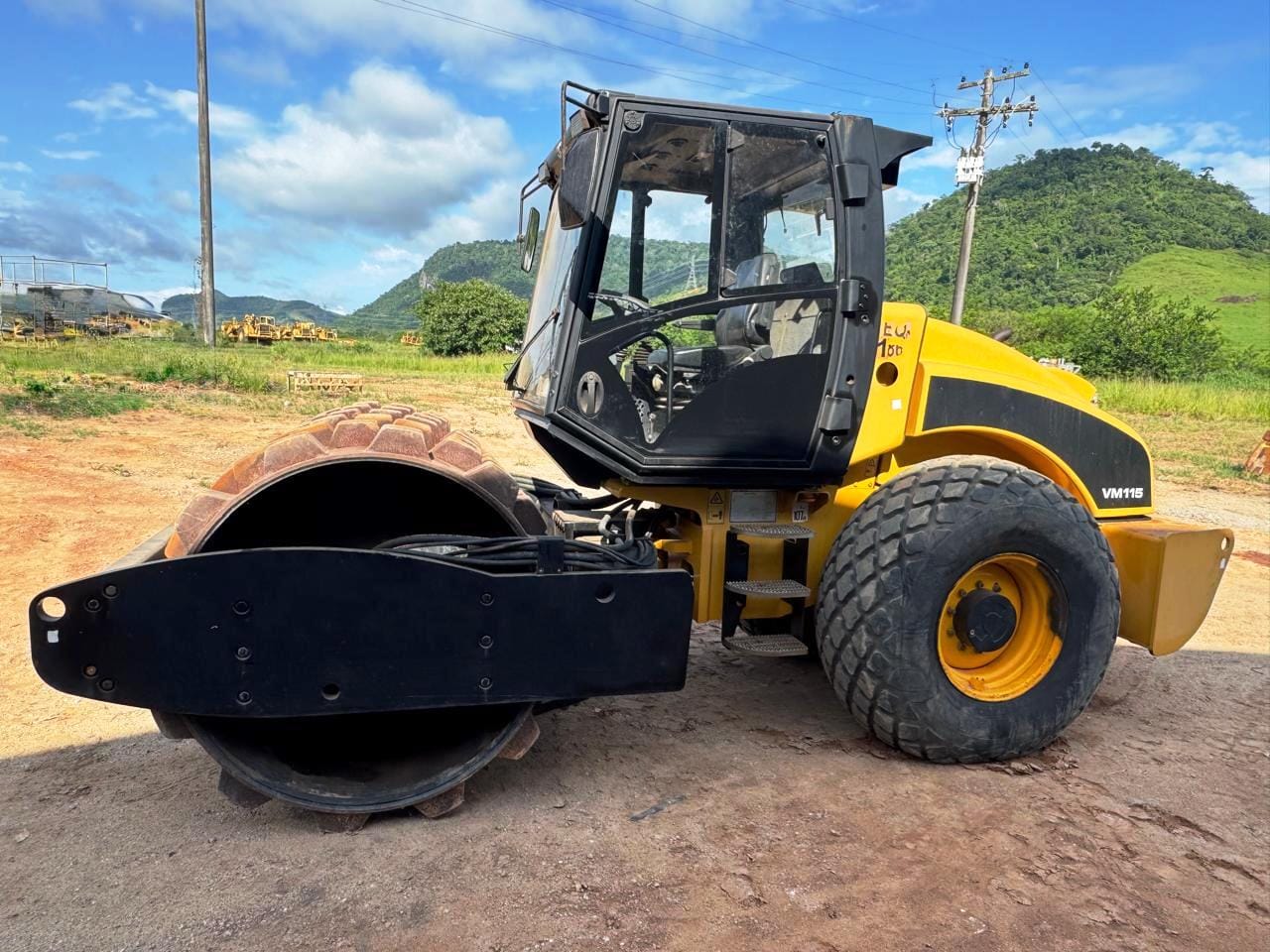 Rolo compactador JCB VM115 2011 - Imagem 2