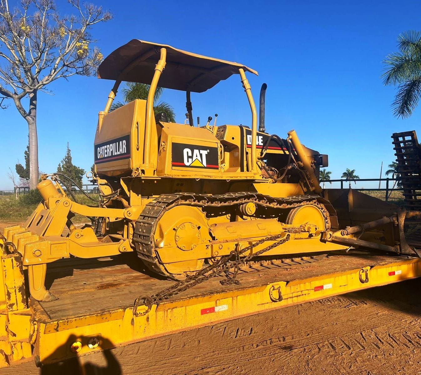 Trator de esteira Caterpillar D4E PS 1985 - Imagem 1