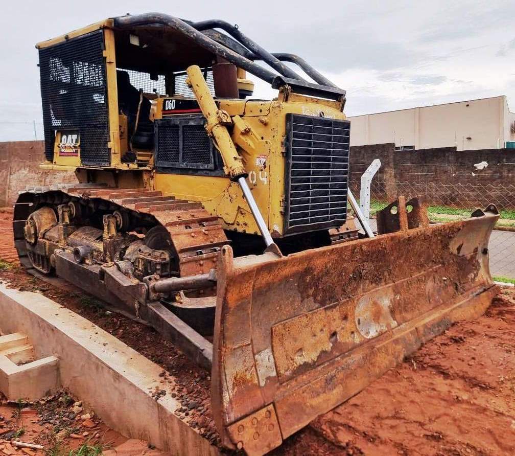 Trator de esteira Caterpillar D6D 1984 - Imagem 1