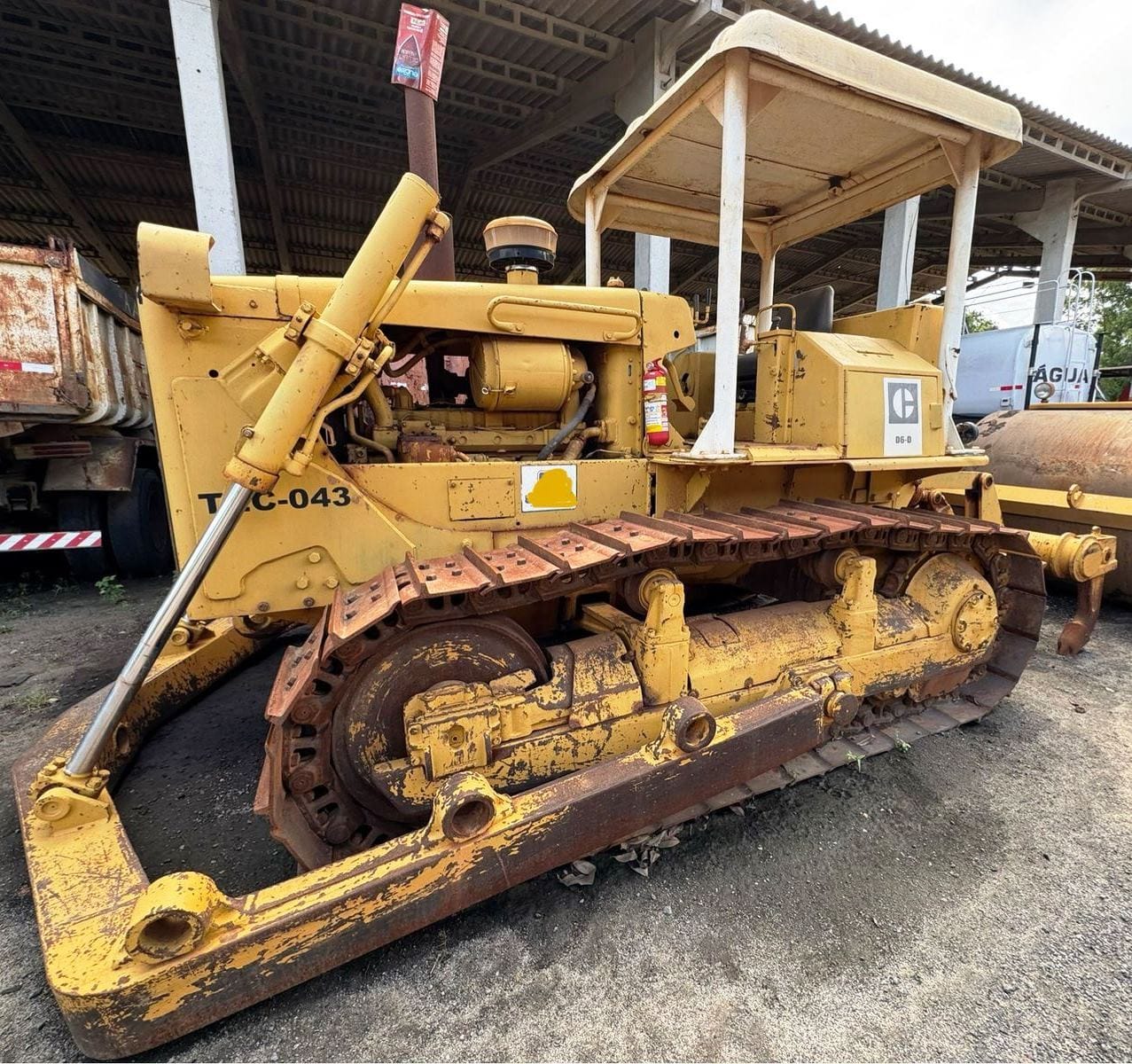 Trator de esteira Caterpillar D6DPS 1985 - Imagem 1