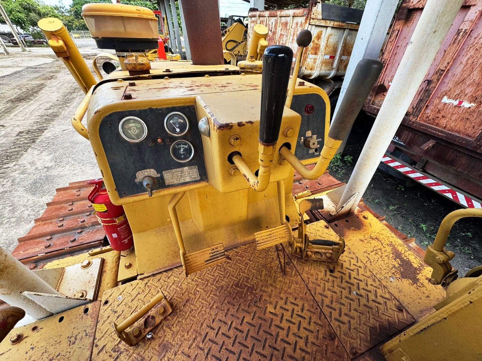 Trator de esteira Caterpillar D6DPS 1985 - Imagem 4