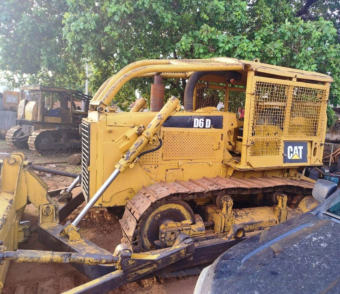 Trator de esteira Caterpillar D6DPS 1985 - Imagem 1
