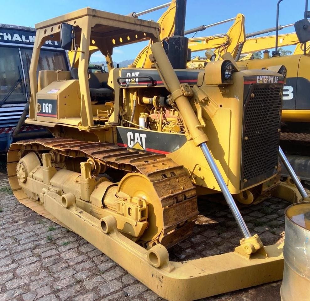 Trator de esteira Caterpillar D6DPS 1986 - Imagem 1