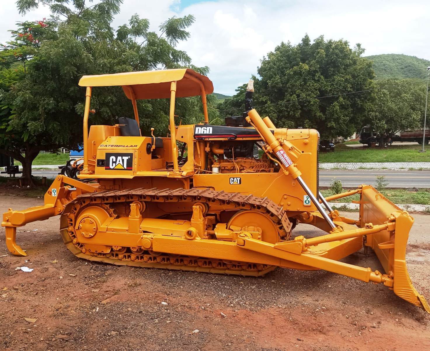 Trator de esteira Caterpillar D6DPS 1987 - Imagem 2