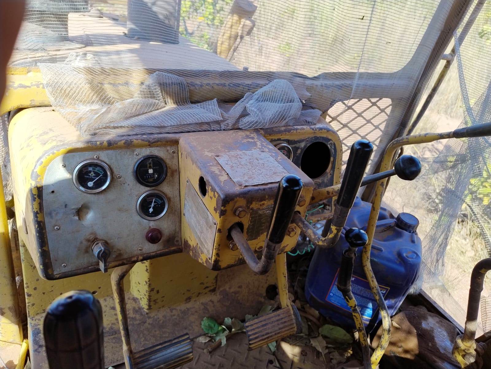 Trator de esteira Caterpillar D6DSA 1990 - Imagem 5