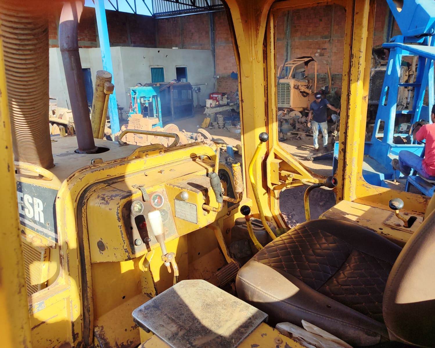 Trator de esteira Caterpillar D6ESR 1996 - Imagem 4