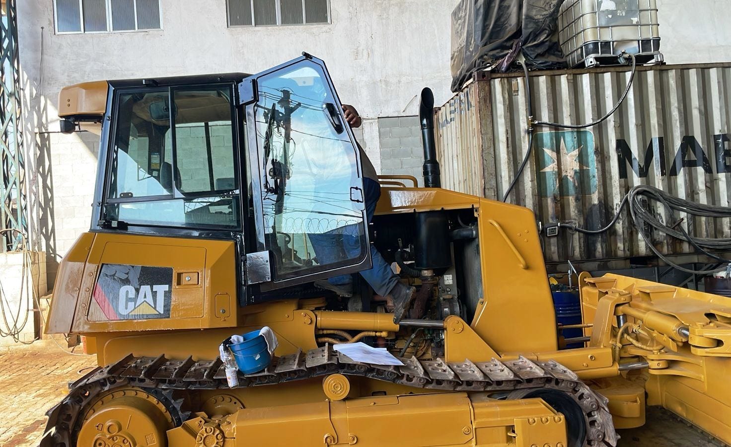 Trator de esteira Caterpillar D6K 2012 - Imagem 2