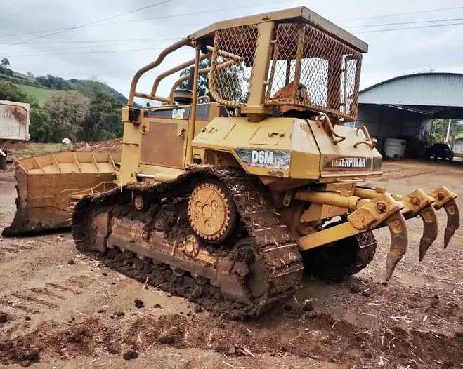 Trator de esteira Caterpillar D6M 2002 - Imagem 1