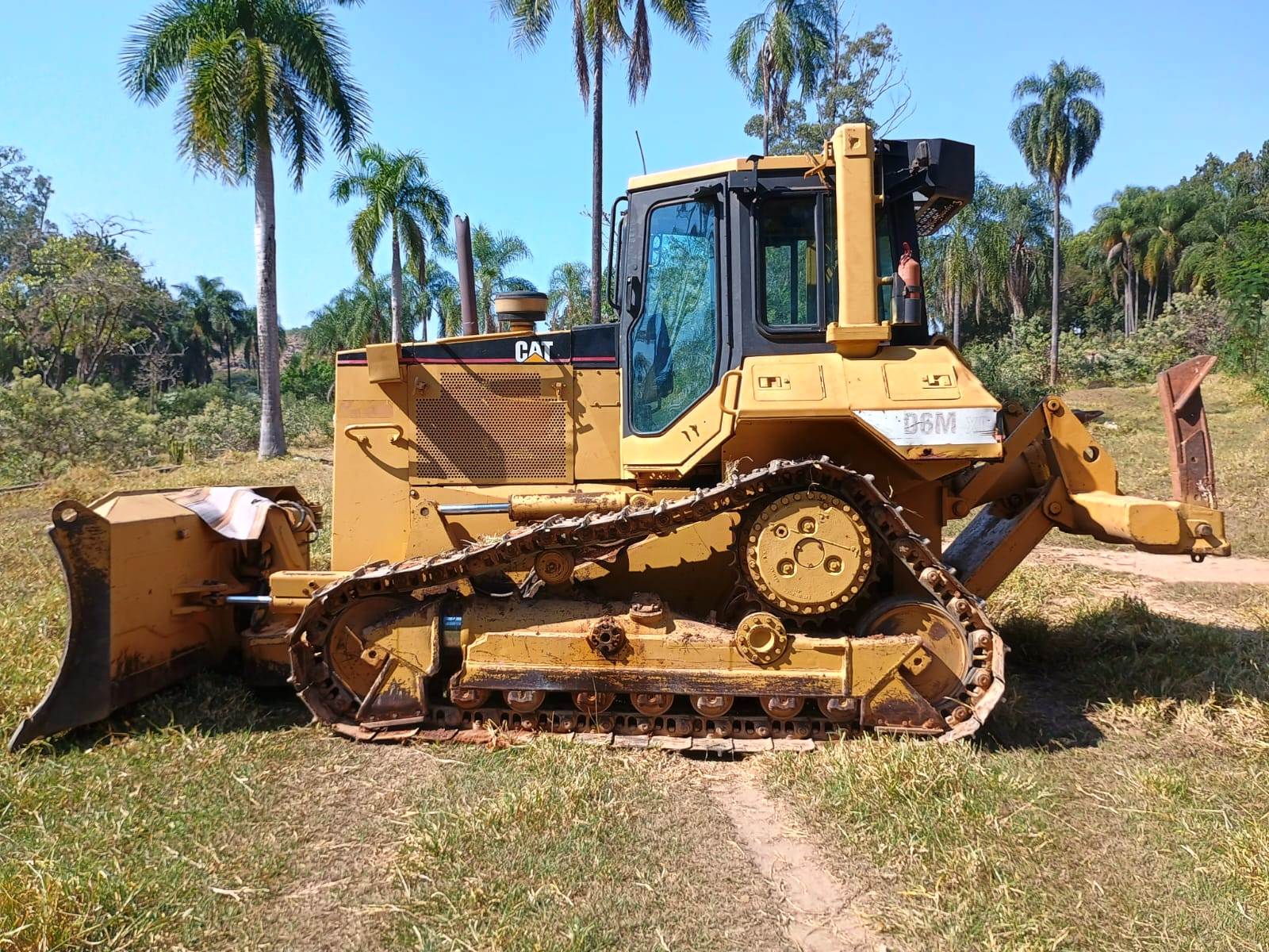 Trator de esteira Caterpillar D6M 2003 - Imagem 2
