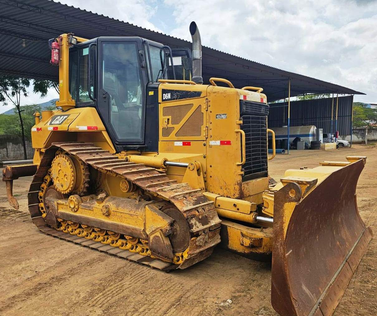 Trator de esteira Caterpillar D6N 2013 - Imagem 1