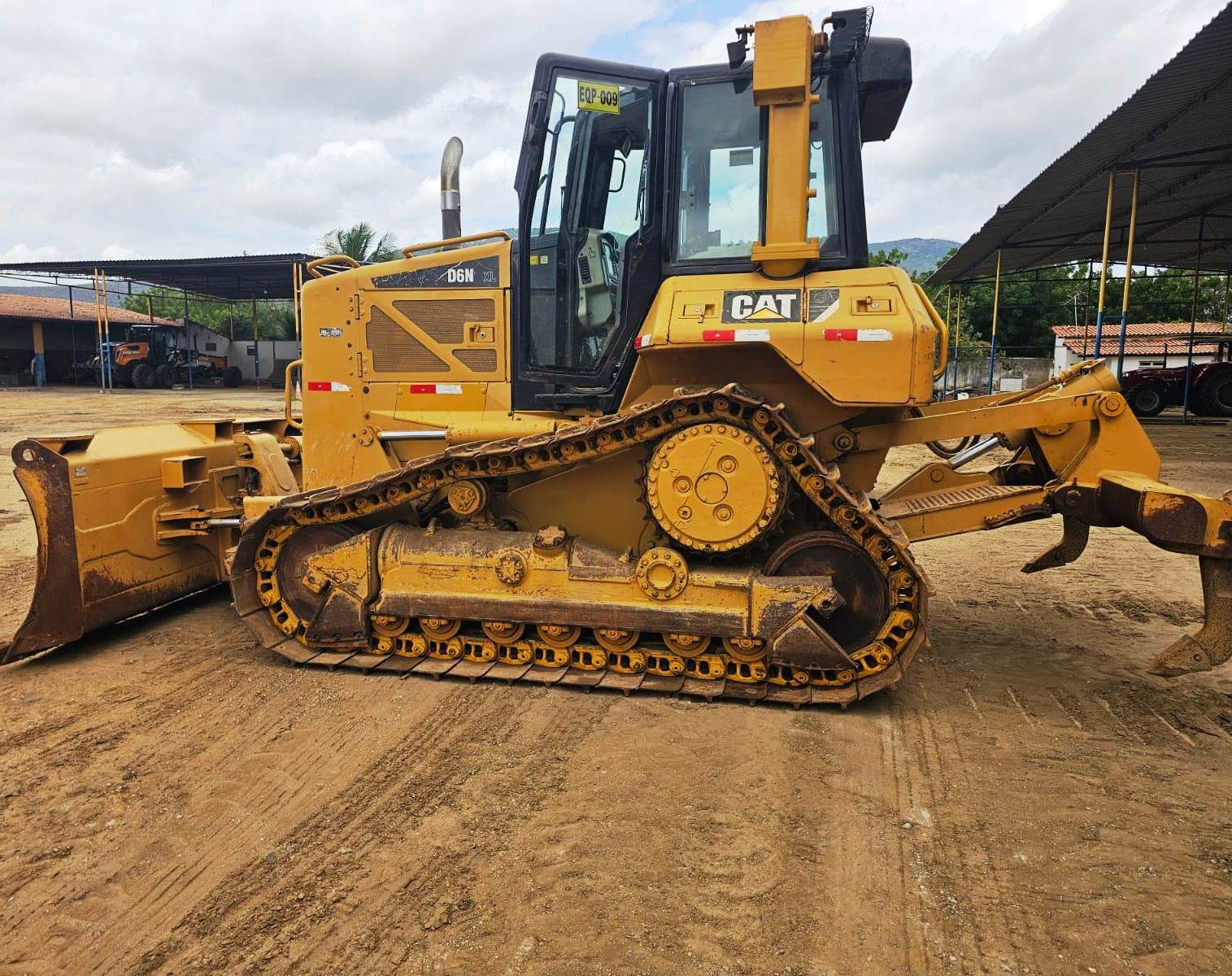 Trator de esteira Caterpillar D6N 2013 - Imagem 3