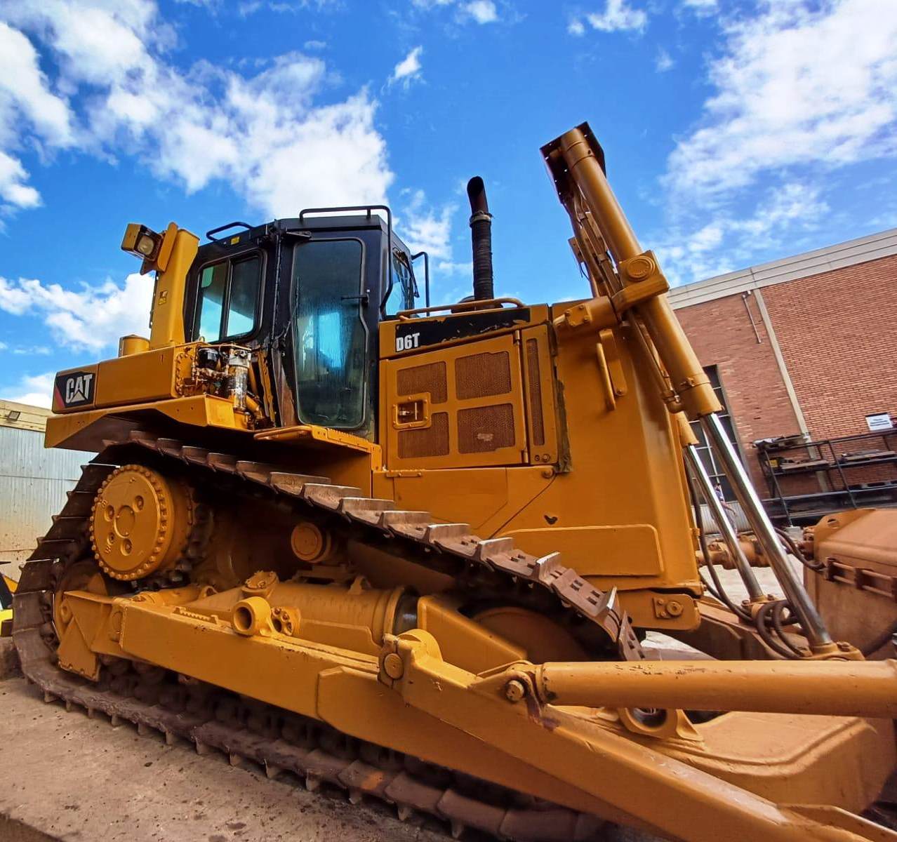 Trator de esteira Caterpillar D6T 2013 - Imagem 1