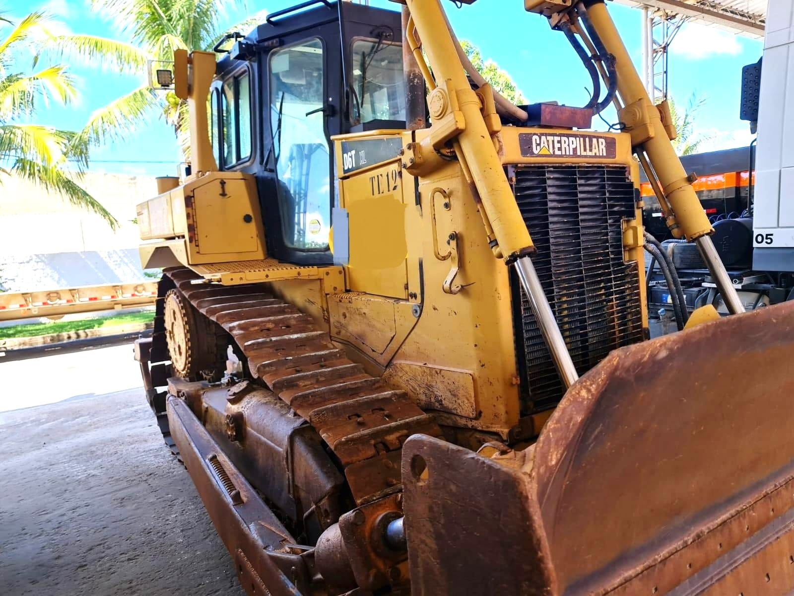 Trator de esteira Caterpillar D6T 2015 - Imagem 1