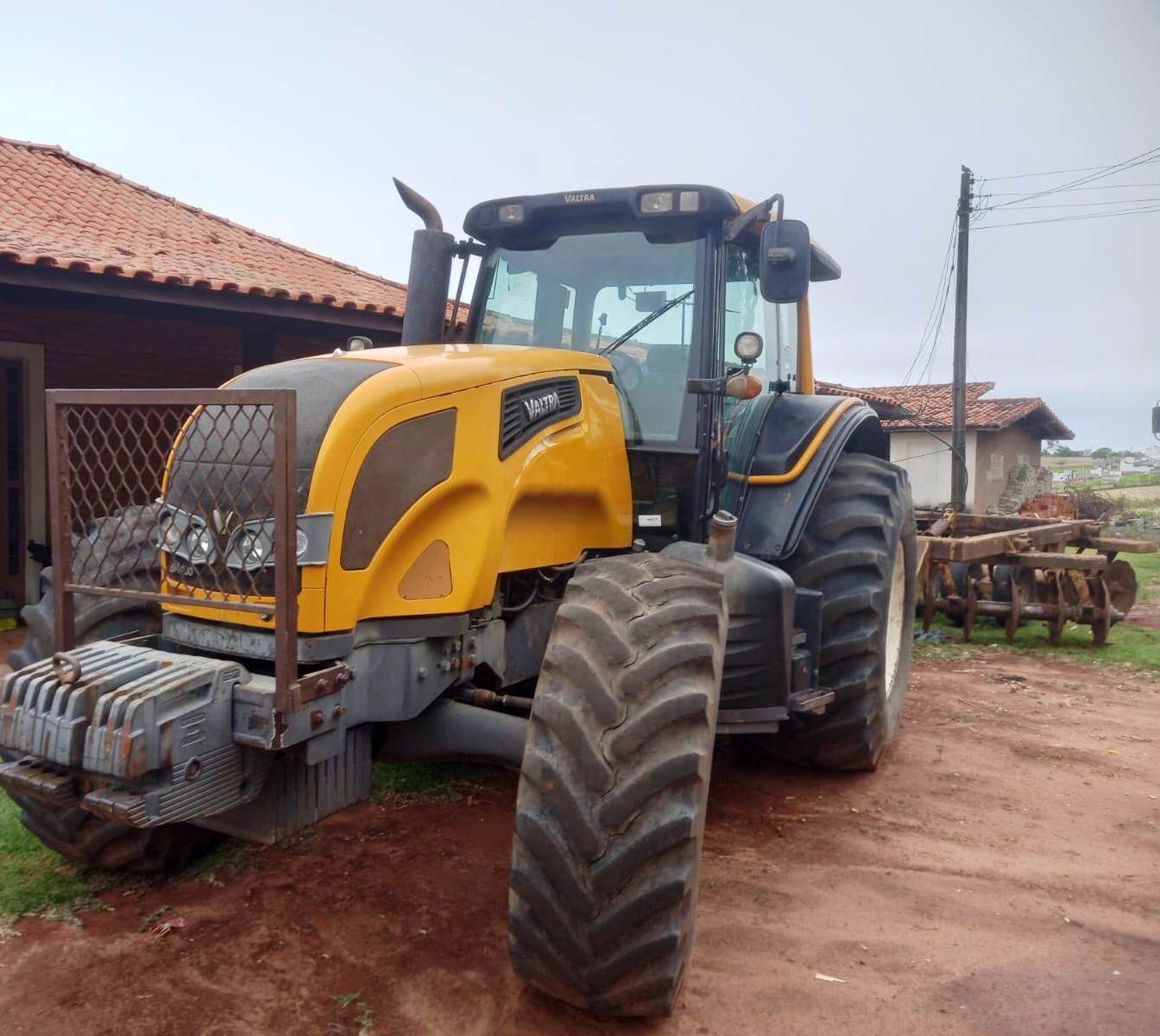 Trator Pneu Valtra BH200 2014 - Imagem 2