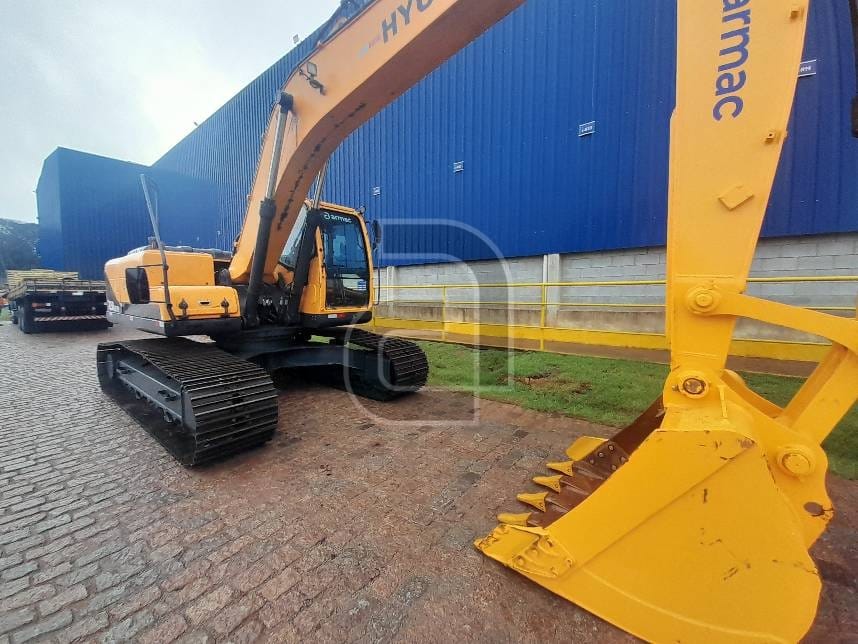 Escavadeira Hyundai R220 2021 - Imagem 1