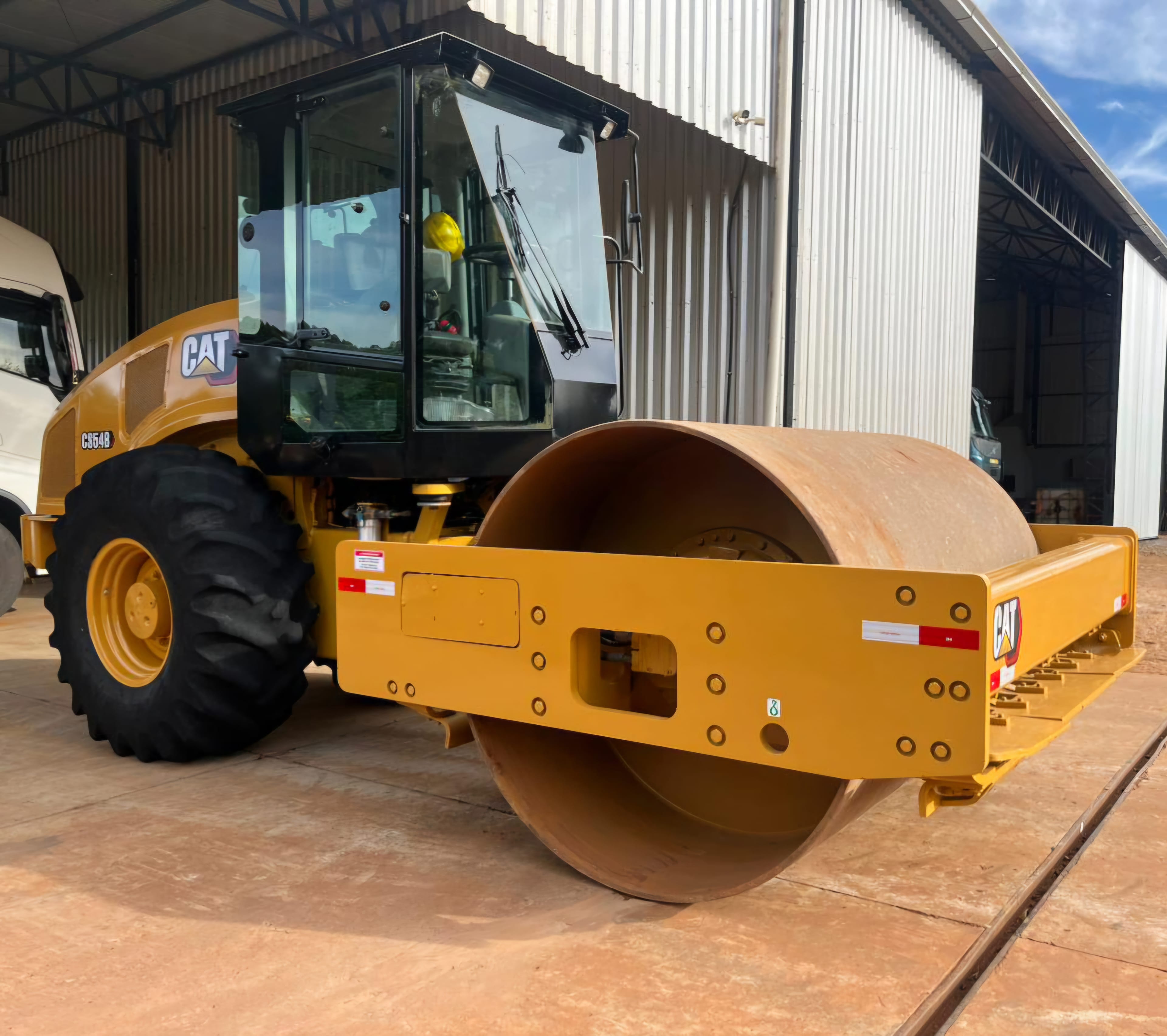 Rolo compactador CAT CS54B 2013 - Imagem 1