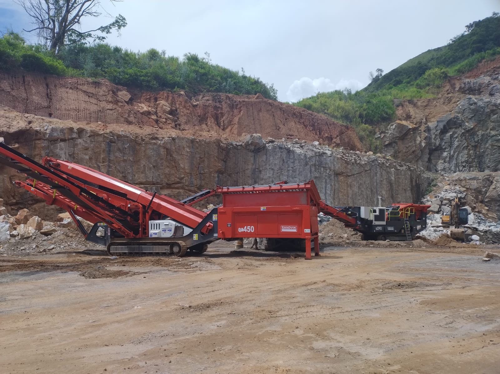 Conjunto de Britagem Móvel  Sandvik QJ-241 2012 - Imagem 1